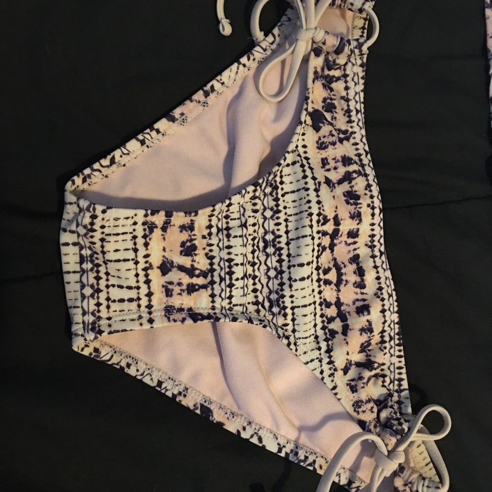 Bikini - Picture 2 of 4